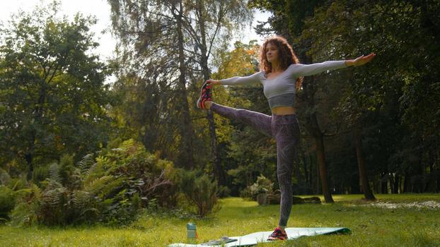 Frau macht Yoga im Wald