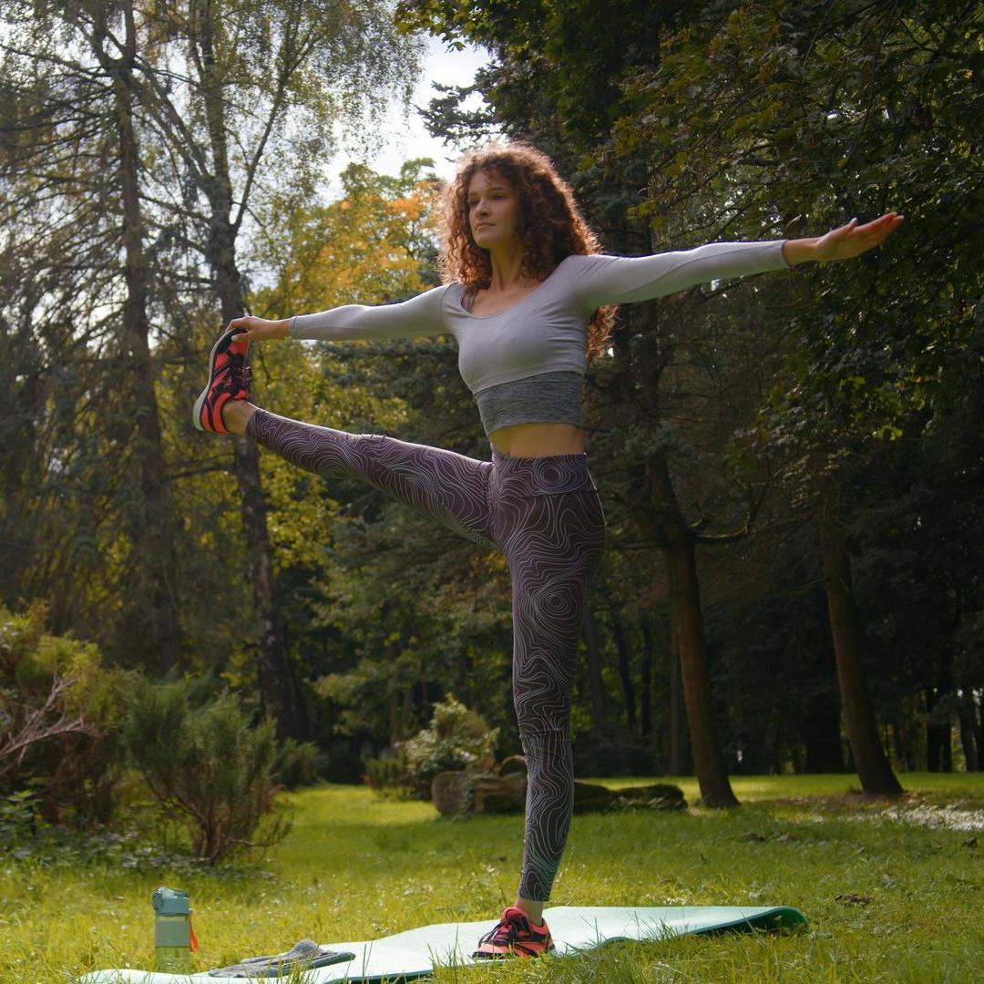 Dame macht Yoga im Wald