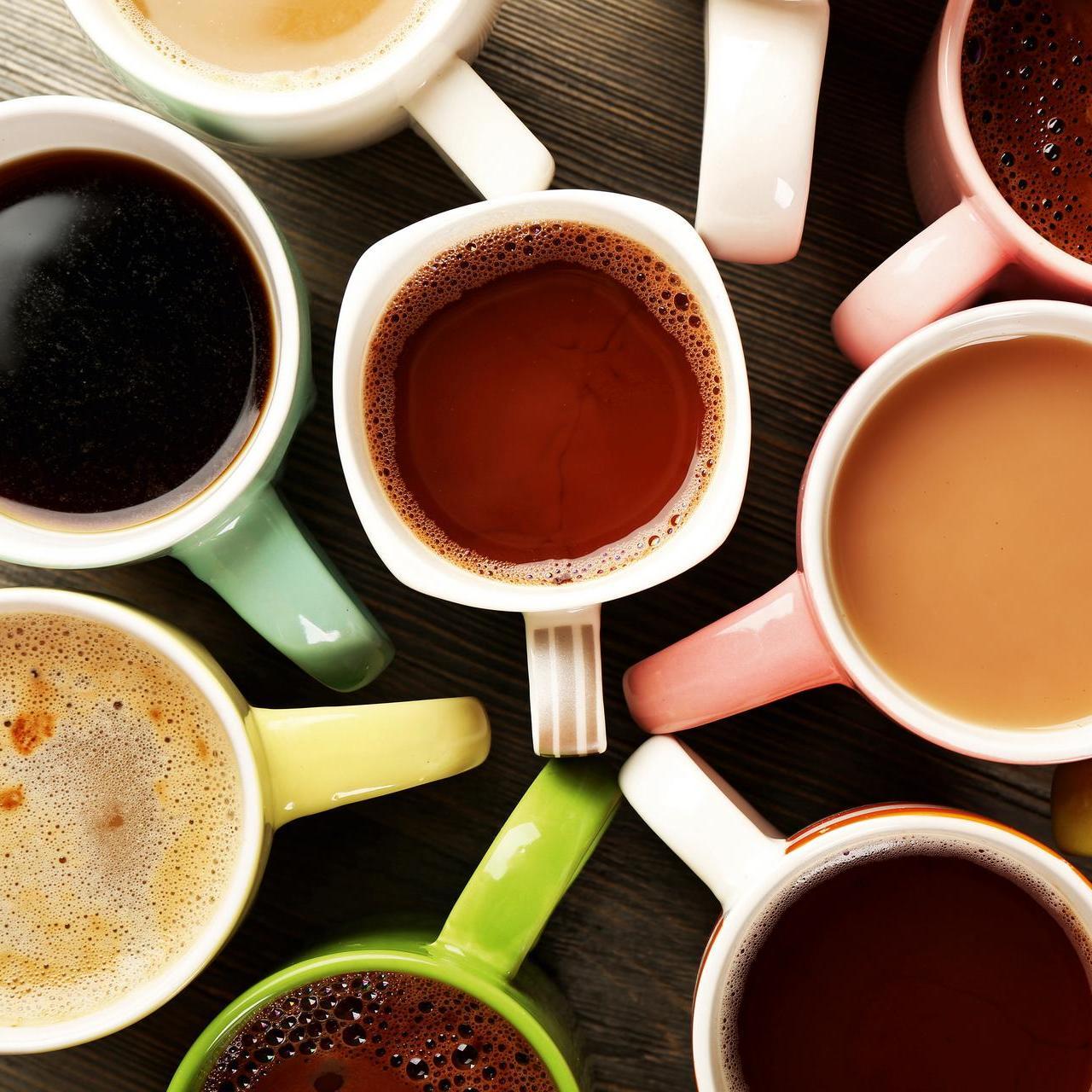 Drohnenansicht von Kaffeetassen