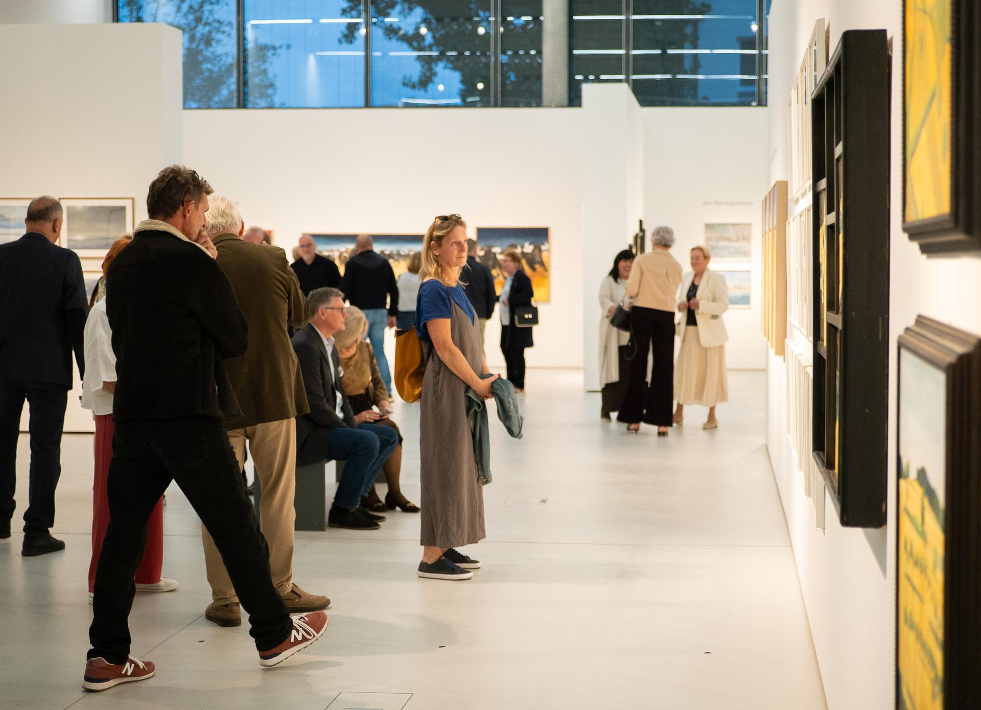 Besucher:innen in der Landesgalerie