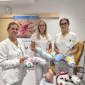 Krankenschwestern in der Klinik Güssing mit Herzkissen im Kontext Brustgesundheit
